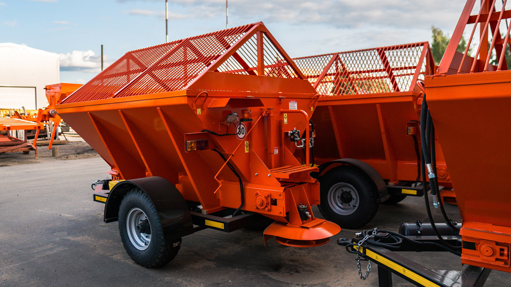 В ассортименте поставщика — прицепные пескоразбрасыватели. На фото МК-3,0АП